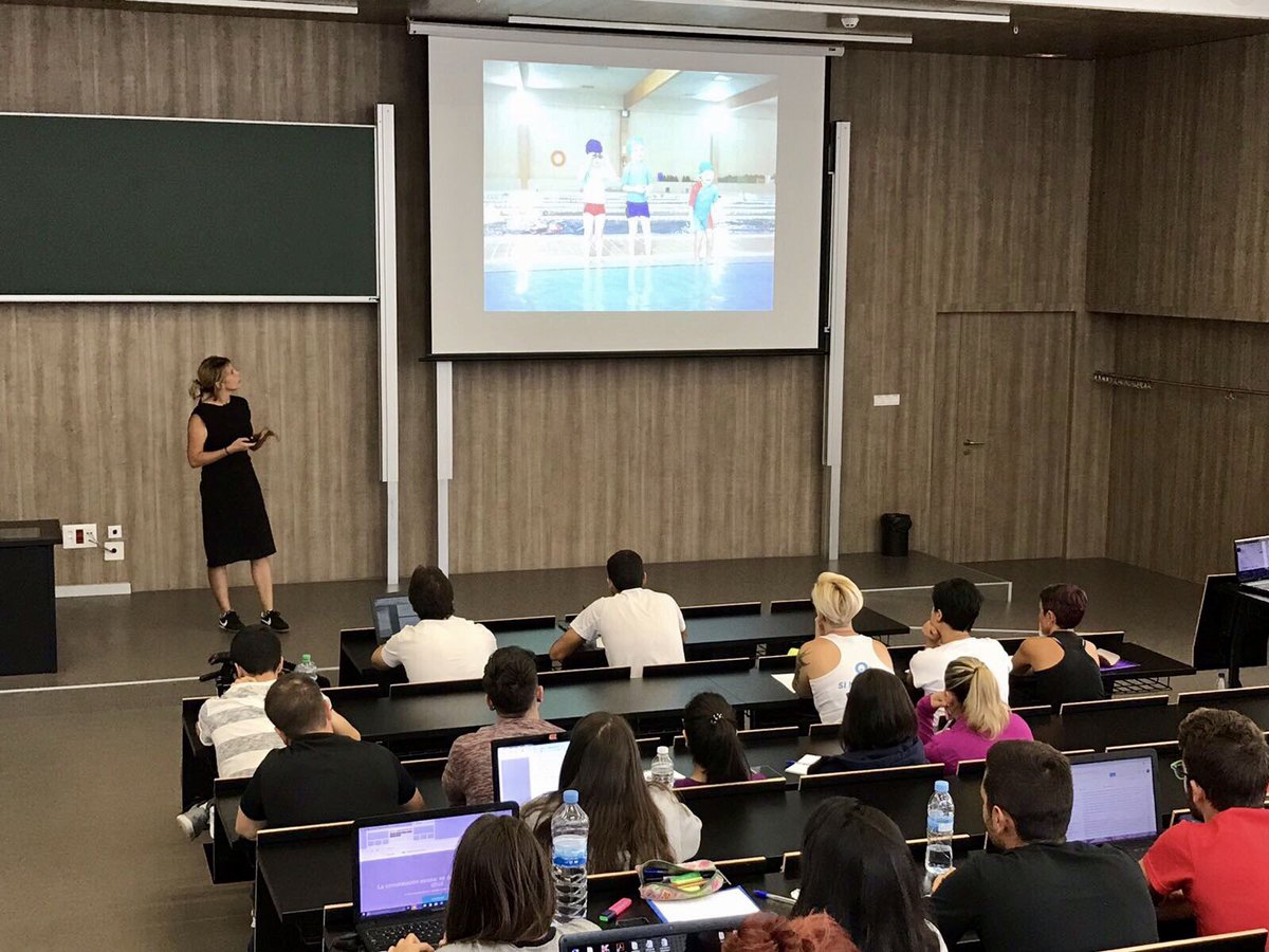 AsociacionAIDEA's tweet photo. La Dra. Cristina Salar, hablando de los Programas Terapéuticos en el Medio Acuático #AIDEA #UMH https://t.co/UStD7rjx4N