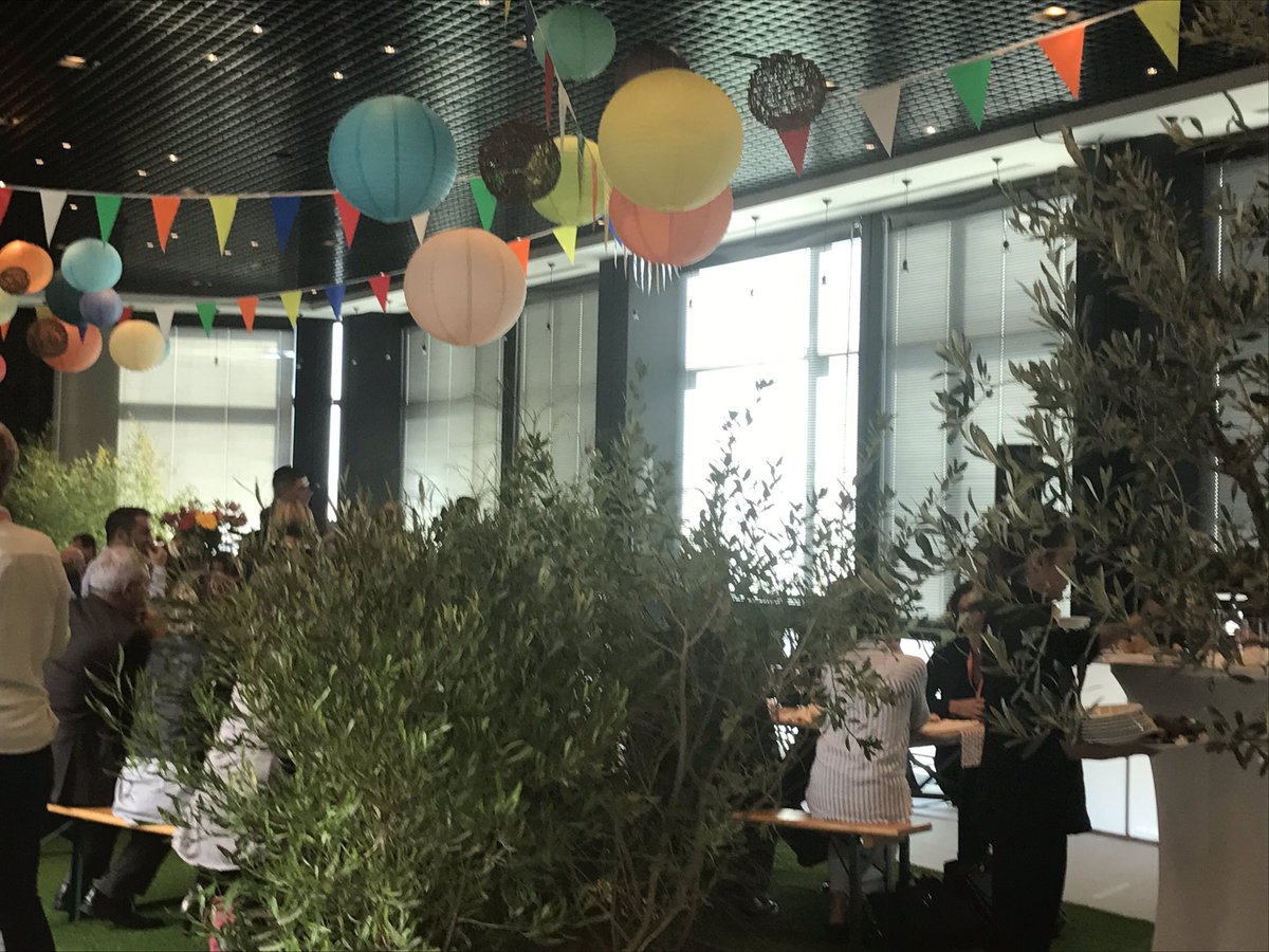 VarEcobiz's tweet photo. Déjeuner sur l'herbe au #forumecobiz2017 🌿🌈 https://t.co/H4MRz55kUU