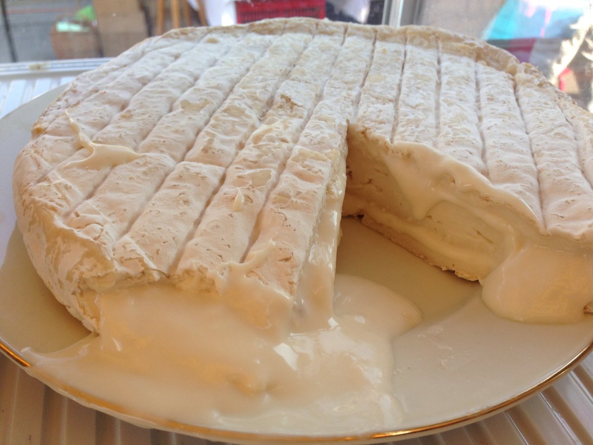 kaesekommissar's tweet photo. Einer meiner Lieblings#weich#käse - Delice de Rougemont von Michel Beroud. #Tommefleurette #käse #wien #wienermärkte #yppenplatz #naschmarkt https://t.co/daOADrRxuw
