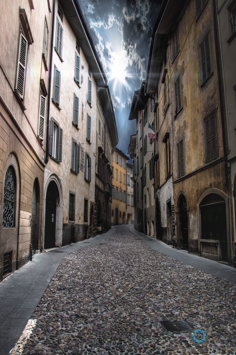 LRphotographic's tweet photo. Bergamo Old Town #bergamo #italy #landscapephotography https://t.co/5S8yCOwslA