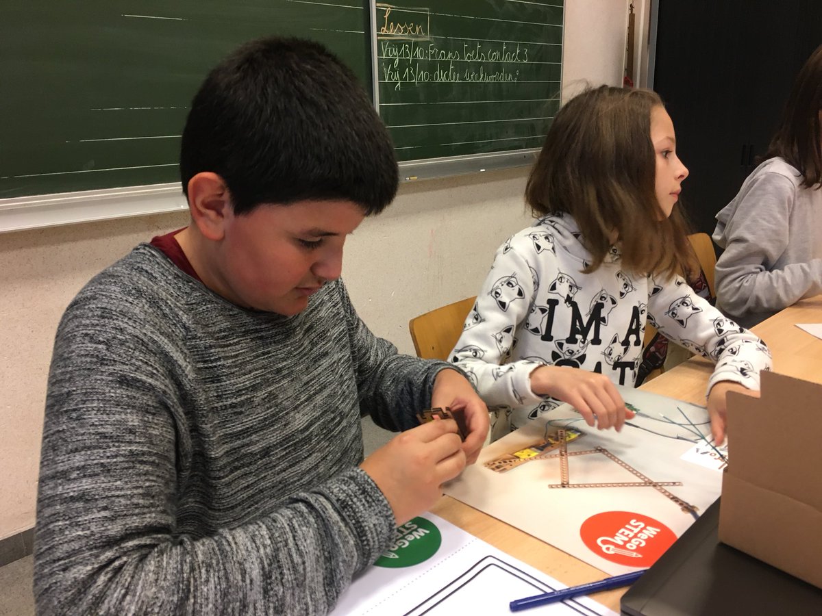 Celebrating #AdaLovelaceDay by teaching kids to program a drawing robot <a href="/dwengo/">Dwengo vzw</a> #wegostem #shegoesict #Coding4Fun