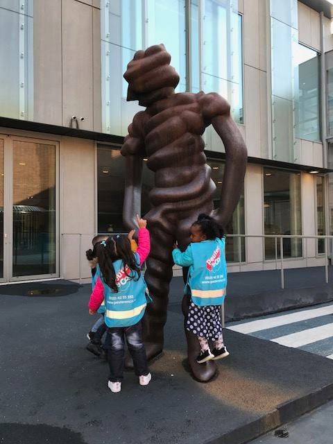 De Rotterdamse Peuterschool &amp; Sterrenschool de Globetrotter op bezoek bij lievelingskunstwerken van papegaai Paulo bit.ly/PauloBoijmans