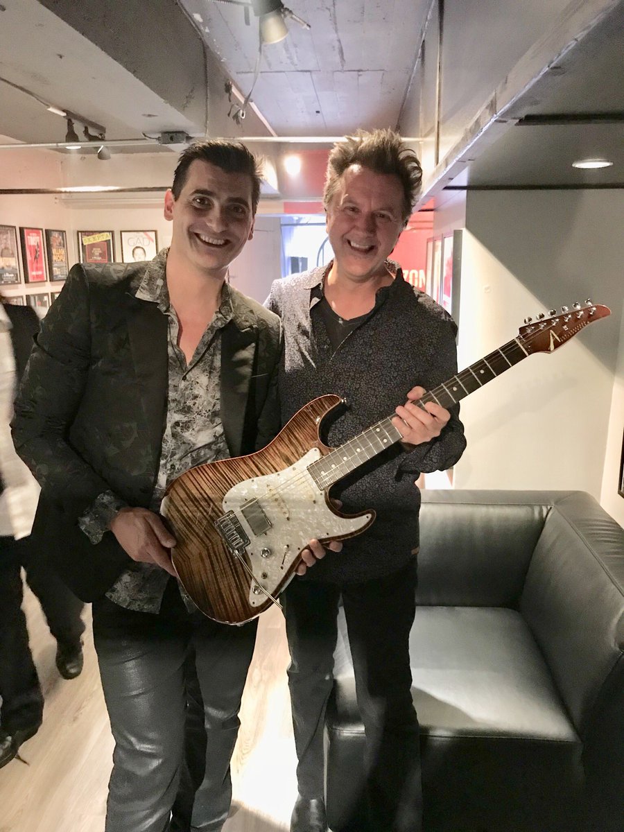 PierreFavola's tweet photo. Magnifique rencontre à Montréal lors du concert de @GMontagneVEVO à l Olympia             #tomandersonguitarwork #concert #live https://t.co/yG84sX0NbT
