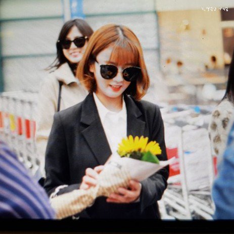 sweetiebomi_com's tweet photo. 171010 인천공항 입국 윤보미 (@apinkbm) 잘다녀오셧나요 #이번생은처음이라 너무 재밋엉♡ https://t.co/GcajwzuuAd
