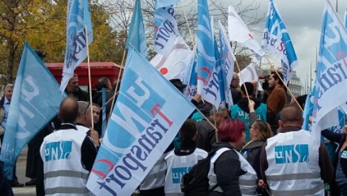 serv_public's tweet photo. En direct de la place de la République🎈avec l'#UNSA #FonctionPublique en #greve10octobre ☺ https://t.co/hGUtP9d6ai