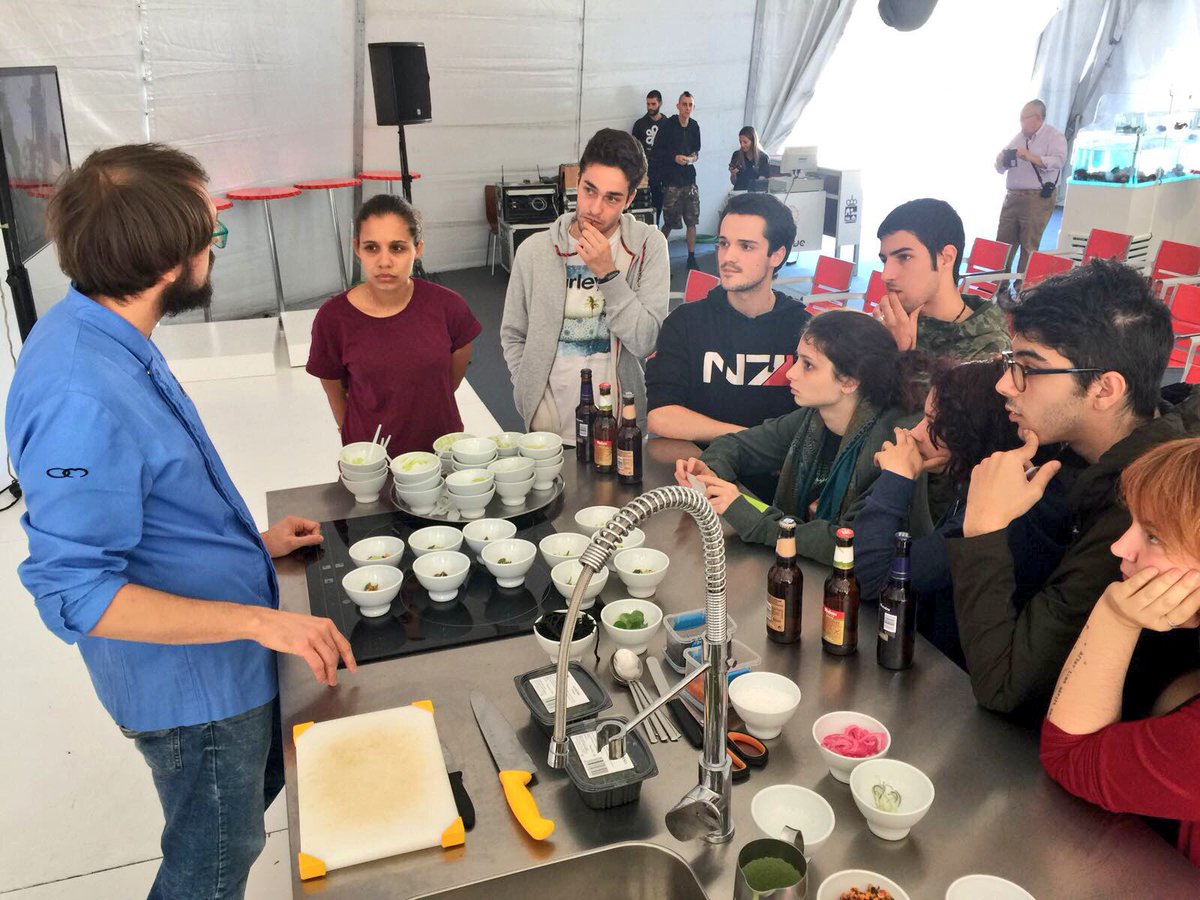 CarlosOrozaCIFP's tweet photo. O #CSDIRCOCDUAL hoxe no showcooking da #festadomarisco
Nesta ocasión con @eloy_cv de @HortaDObradoiro Xenial! Grazas!
#aprendendodosmellores https://t.co/O6P1iSFW8h