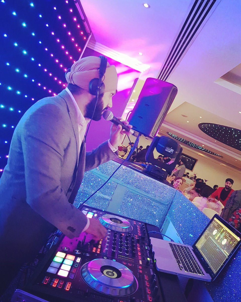 sukhsapra's tweet photo. Caught in the act ๐ง + ๐ค
#Dj #MC #Host #DjLife #PartyRoc #DjTripleS #BollywoodDj #YourFavouriteDj #Top40dj #AsianWeddings #AsianWeddingDJs https://t.co/VGfFqiuTAw