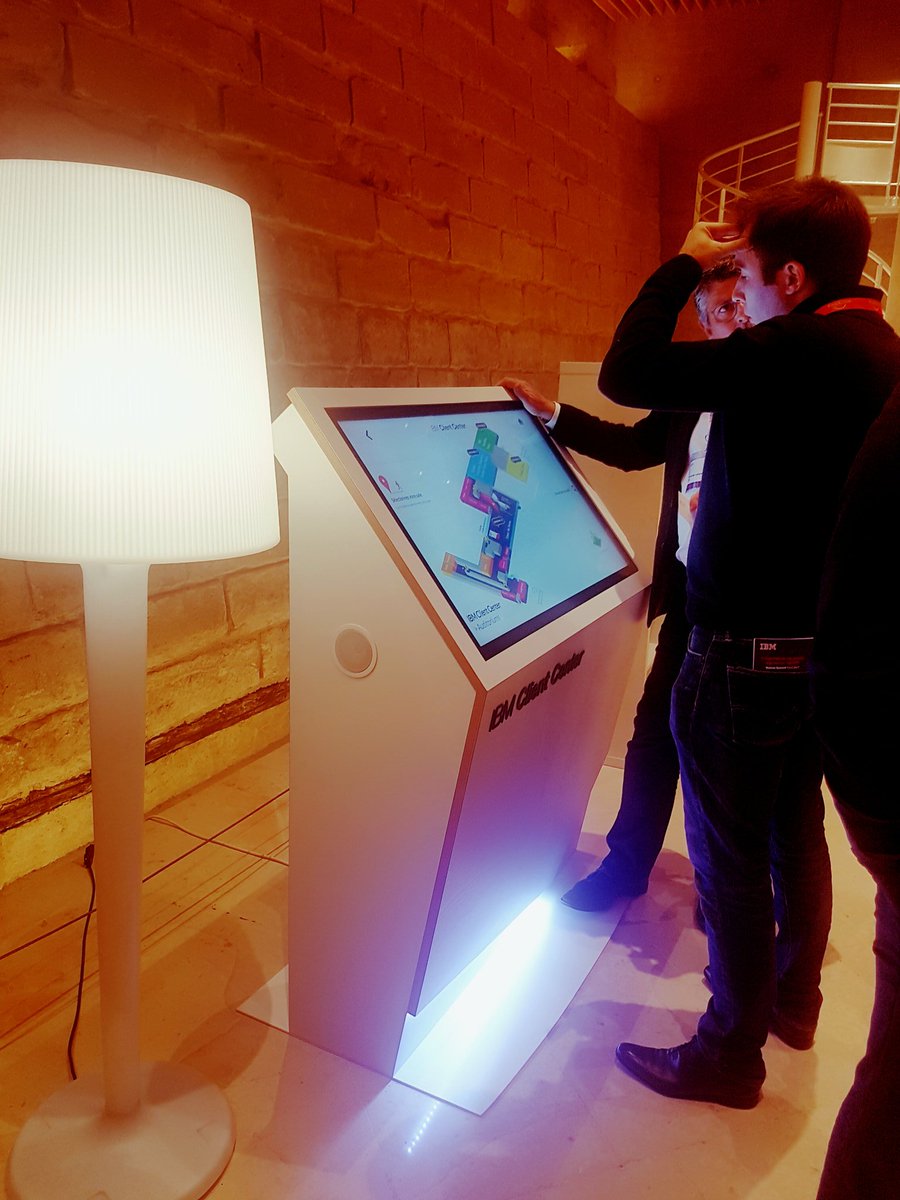 gmarchand78's tweet image. #WatsonSummitFr venez rencontrer Scarlett notre borne interactive 100% powered by IBM...Elle va vous étonner !  #ibmclientcenter