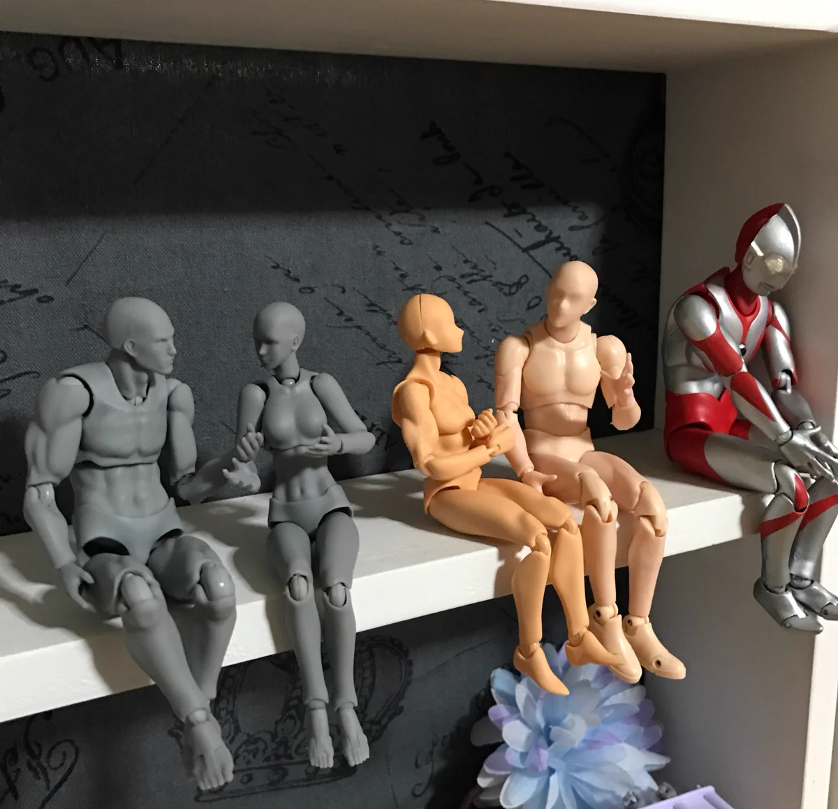 隅で小さくなる姿勢がつらいｗ周りの人形がリア充で居心地悪そうなウルトラマンｗｗｗ