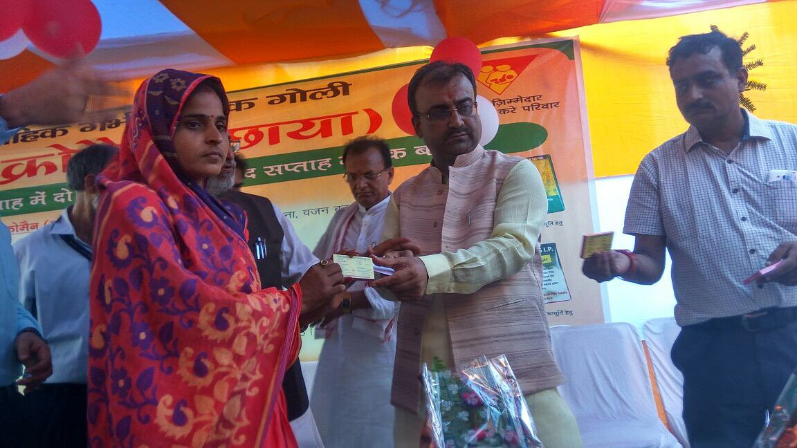 MoHFW_INDIA's tweet photo. #NewContraceptives- #InjectableContraceptive MPA & #Chhaya launched by Shri @SushilModi to make #FamilyPlanning a priority in Bihar https://t.co/7EyeywnN7w