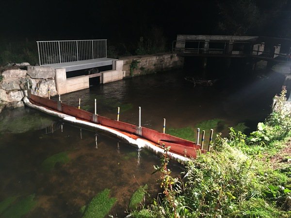 PfalzExpress's tweet photo. Nach dem gestrigen #Unfall bei #Annweiler ist Diesel in die #Queich gelaufen: https://t.co/HluO5S7LRt https://t.co/myWbKgXg3y
