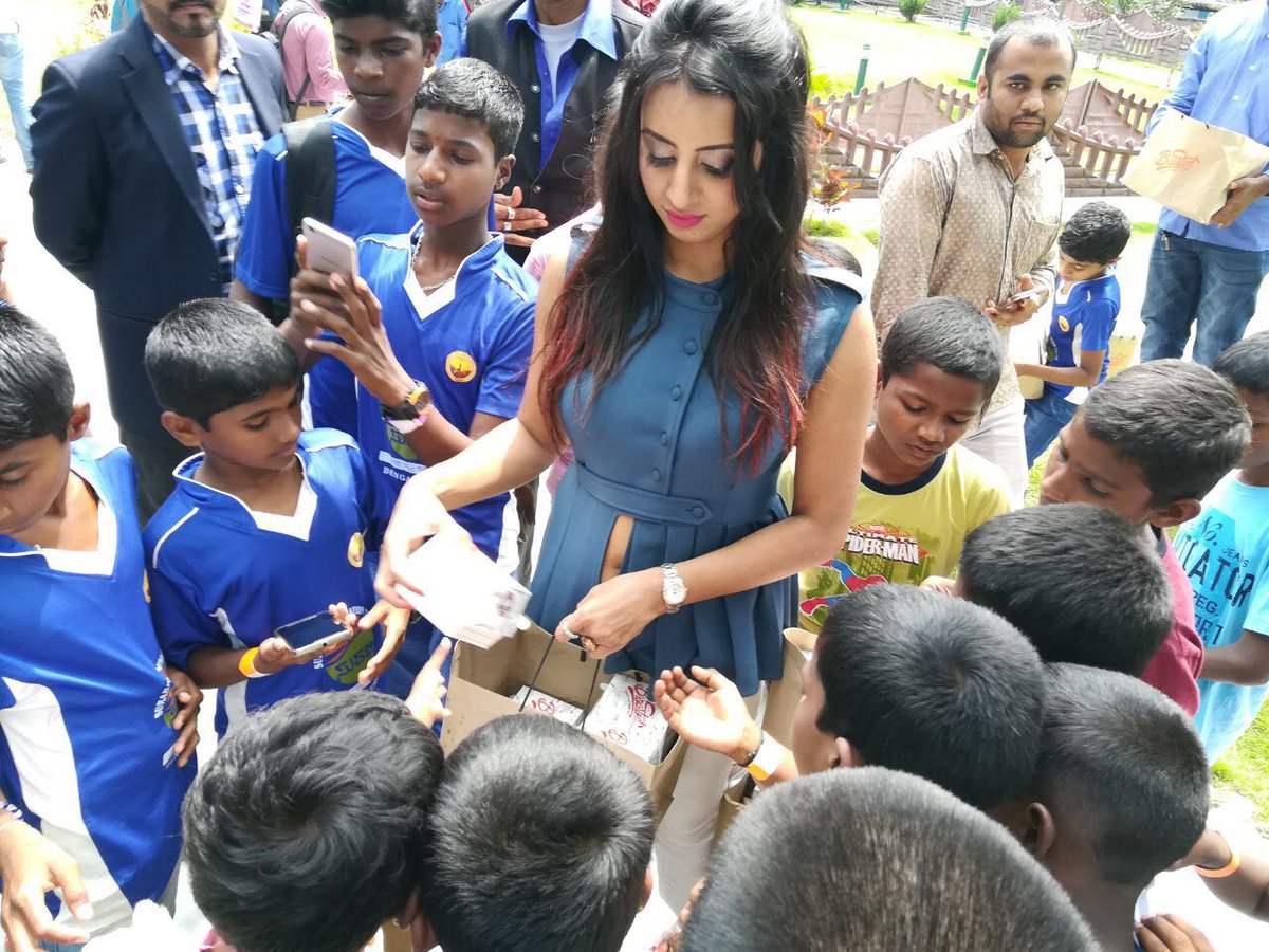 rameshlaus's tweet photo. . @actressanjjanaa celebrated her birthday @ funworld today with lovely kids from #surabhi &amp; #madilu two diff ngo’s.. Nice gesture.. https://t.co/PBwoEoOhYy