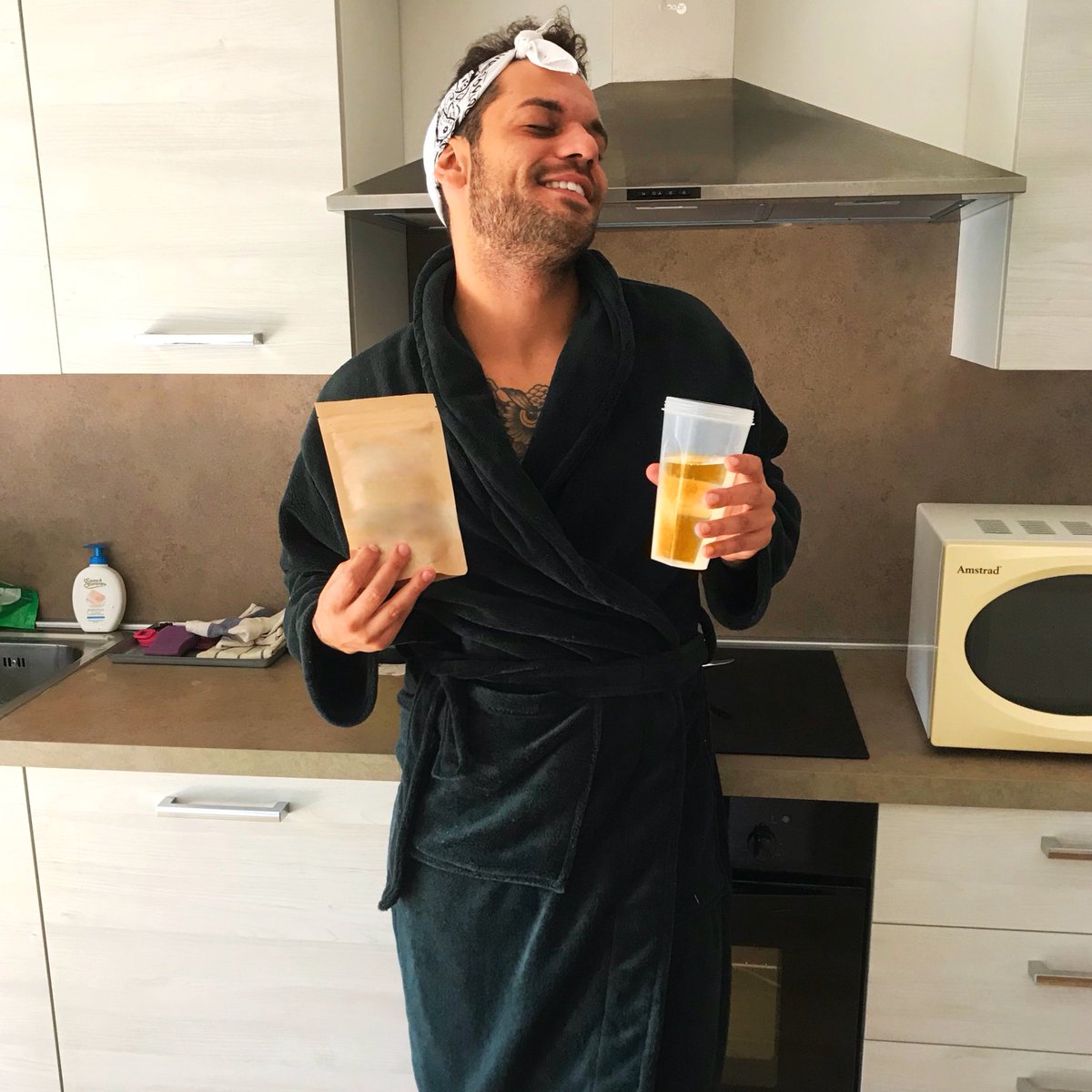 gmvalenza's tweet photo. Stamattina ho perso il lavoro, la mia ragazza mi ha lasciato e la proprietaria di casa vuole sfrattarmi. Mi rilasso bevendo questa nuova tisana #FatTea non riavrò una fidanzata, la casa e il lavoro però almeno perdo 2kg. codice sconto #POVERYOGGI risparmierete 2 soldi x il caffè. https://t.co/3JVmhKzG3G