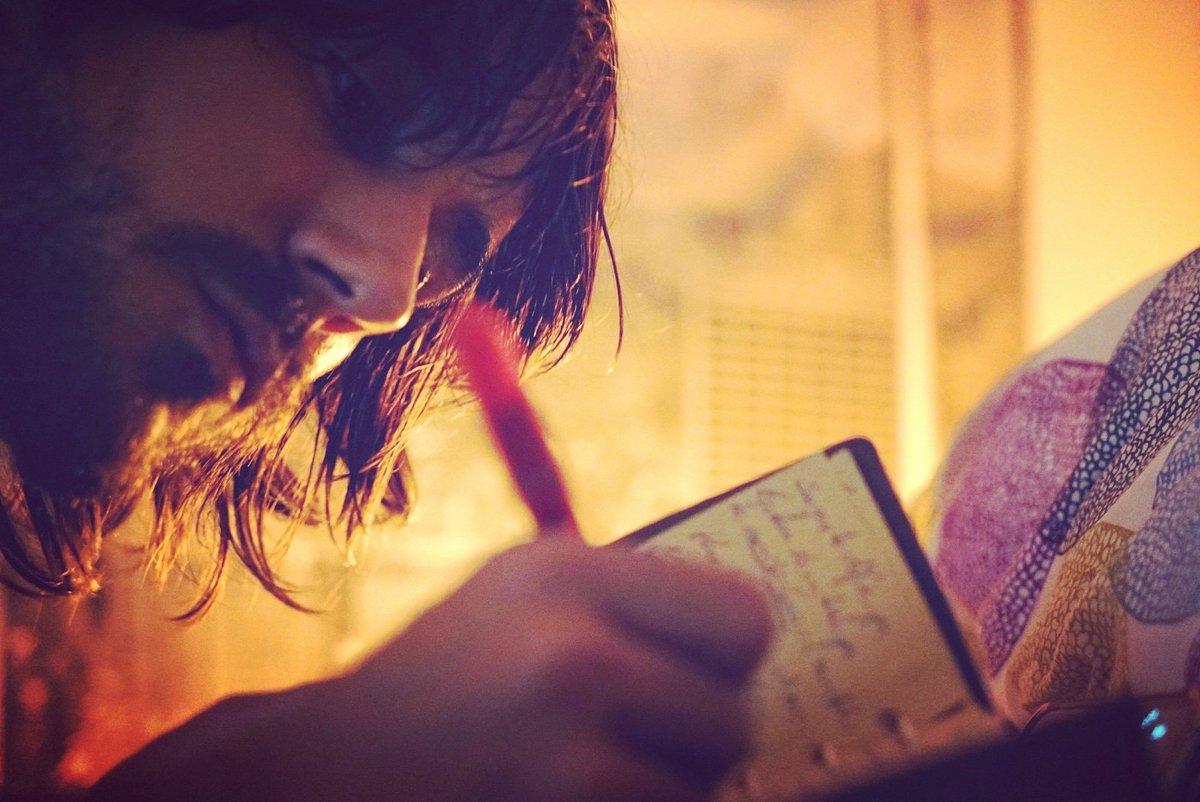 El cuaderno empieza a coger peso. 
Las melodías se tornan palabras. Palabras que arrastran, estrangulan y comprimen los pensamientos.