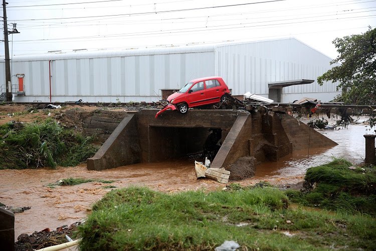 What to do in a flash flood #DurbanStorm ow.ly/uMdG30fLOWh