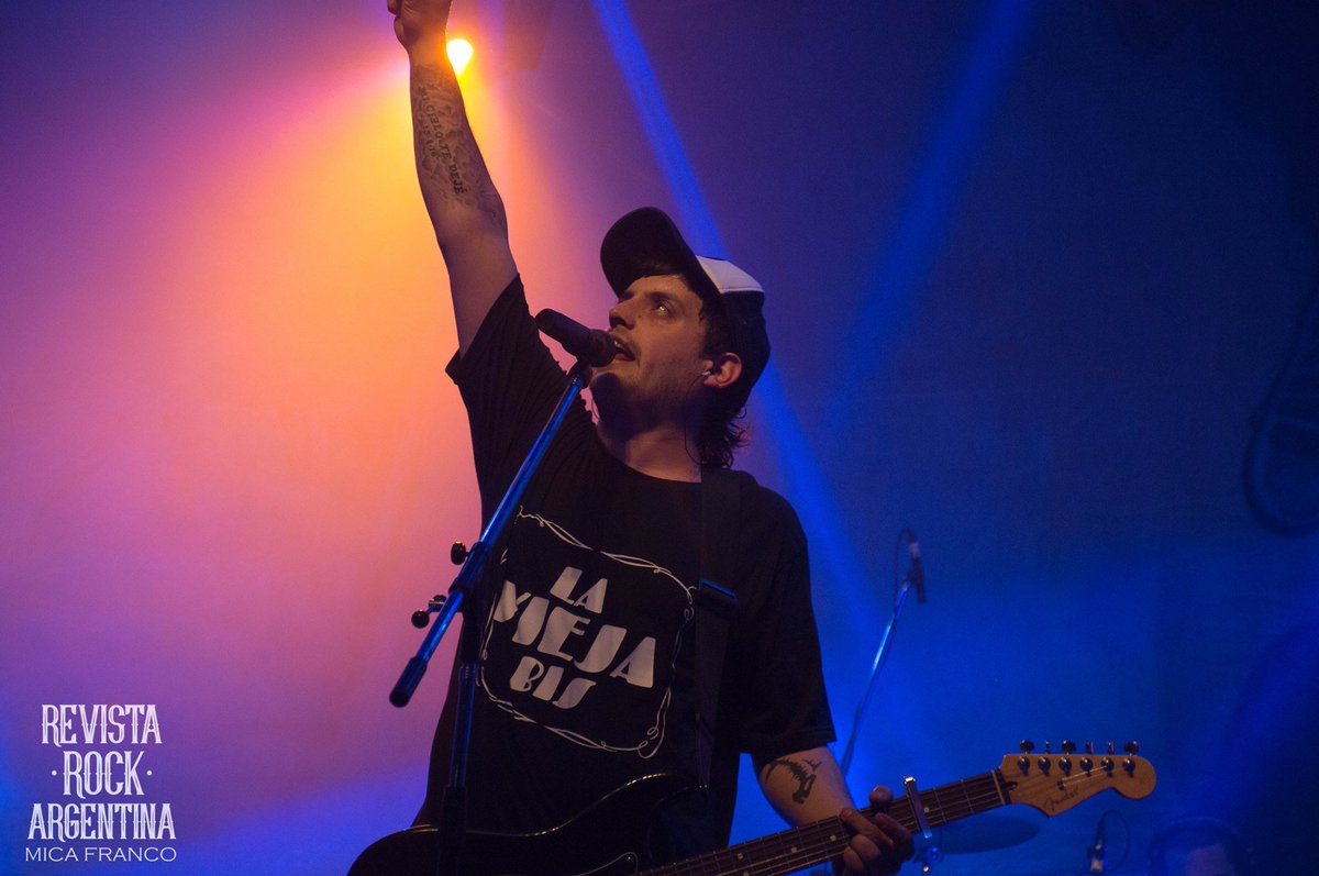 Sueño de Pescado presentó oficialmente su tercer disco de estudio “Sangre en tus luces”
Cobertura completa aquí 👇
goo.gl/s3KA95