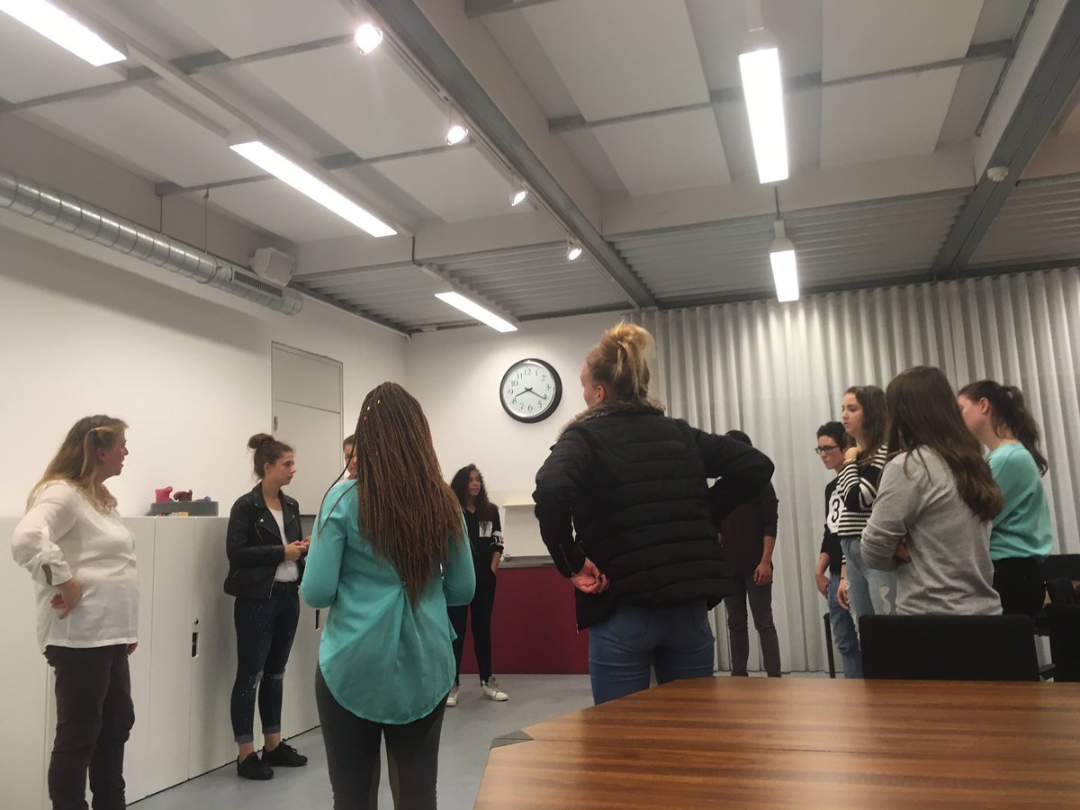 Hetty komt vandaag met een deel van de jongeren een introductie geven van Rots en Water training. Er wordt hard gewerkt!