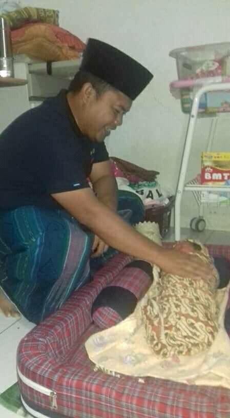 rinigs0102's tweet photo. Bupati Labuhanbatu selatan Wildan Aswan Tanjung mengunjungi anak @aminrais0102 berikan selamat, doa &amp; @cakiminpkb ketum https://t.co/BvJQULjxaU