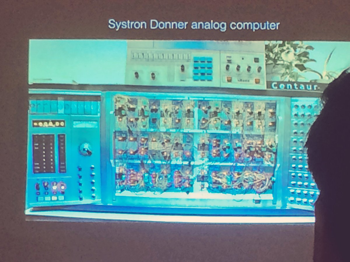 ArollaFr's tweet image. On dirait un synthé modulaire ! (Mais en fait c'est un computer analogique) @CreativeCodePRS
