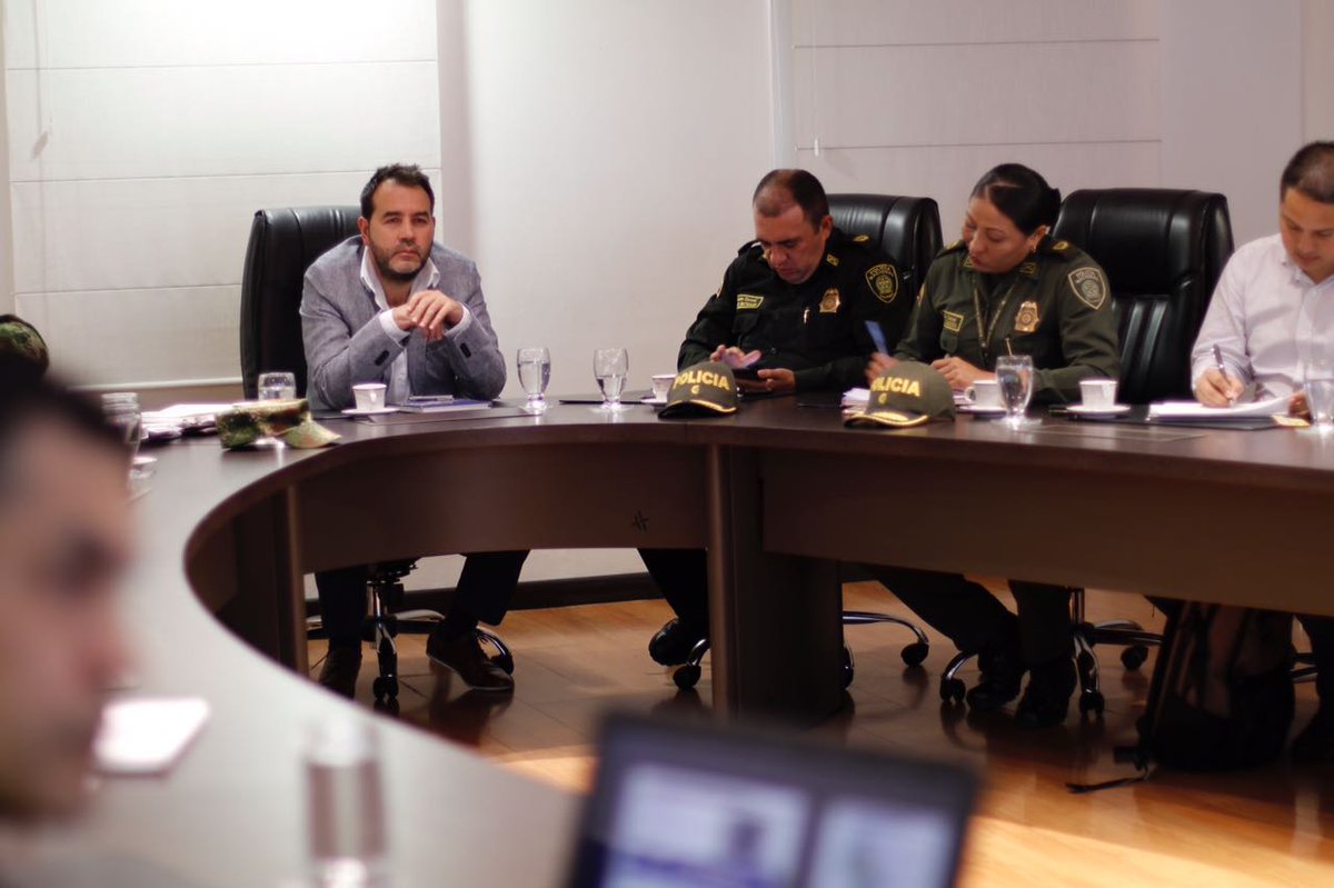 GobdeSantander's tweet photo. Gob (e) @manuelsorzano lidera Consejo de Seguridad con la fuerza pública, @FiscaliaCol y @PGN_COL, para avanzar en el diseño de estrategias que garantizan la seguridad, tranquilidad y convivencia ciudadana, con enfoque preventivo. https://t.co/yg1mQbsBUE