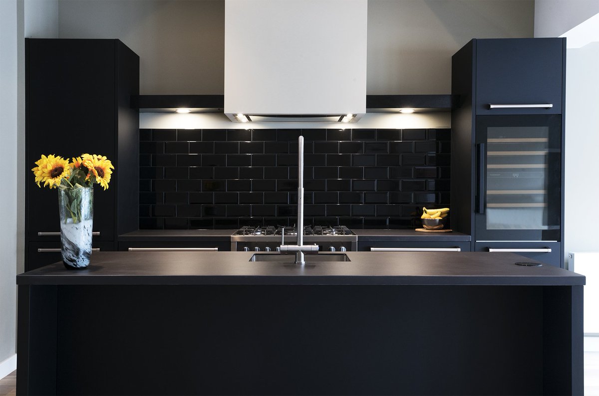 DeKitchenStudio's tweet image. Beperkte ruimte creëert onbeperkte creativiteit. #kitchenstudio #keukenopmaat #designkeukens #droomkeuken goo.gl/LuKVLj