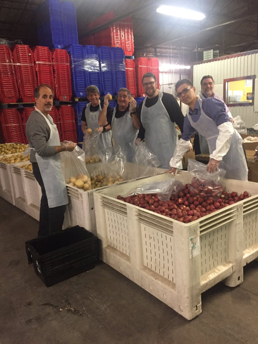 CAE_Inc's tweet photo. @CAE_Inc à MoissonMTL pour une journée de bénévolat pour débuter la campagne du bon pied. #OnCentraide https://t.co/SgvZ0aGefr