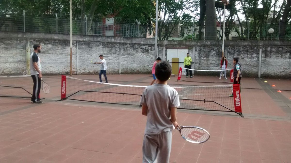 L@s chic@s de la Escuela "Dr Guillermo Correa" de Balvanera aprendiendo los valores del Tenis en Jornada Extendida #EscuelaAbierta #Valores