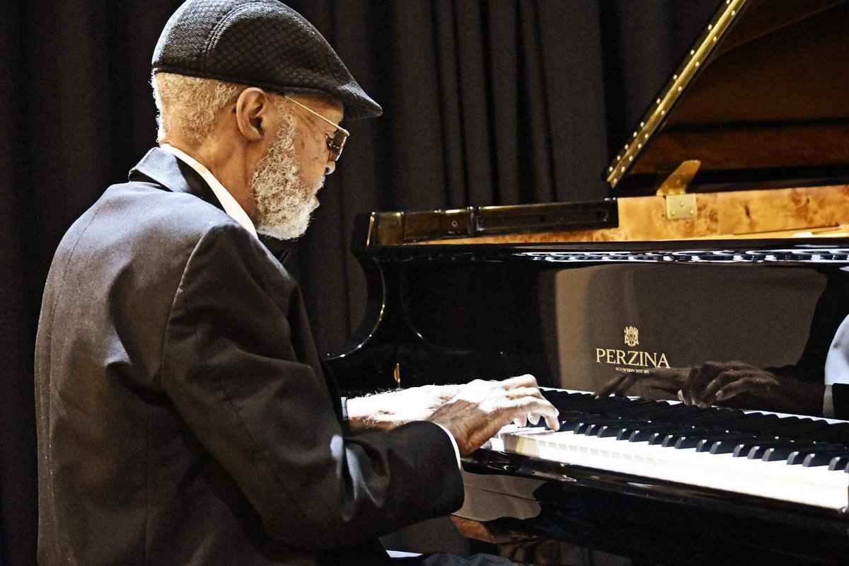 Beautiful performance <a href="/authorpatrickl/">Patrick Littlejohn</a>! A <a href="/IVoiceRadio/">#IVoice - Radio</a> special event in our Theatre!  #Perzina #AGrandExperience