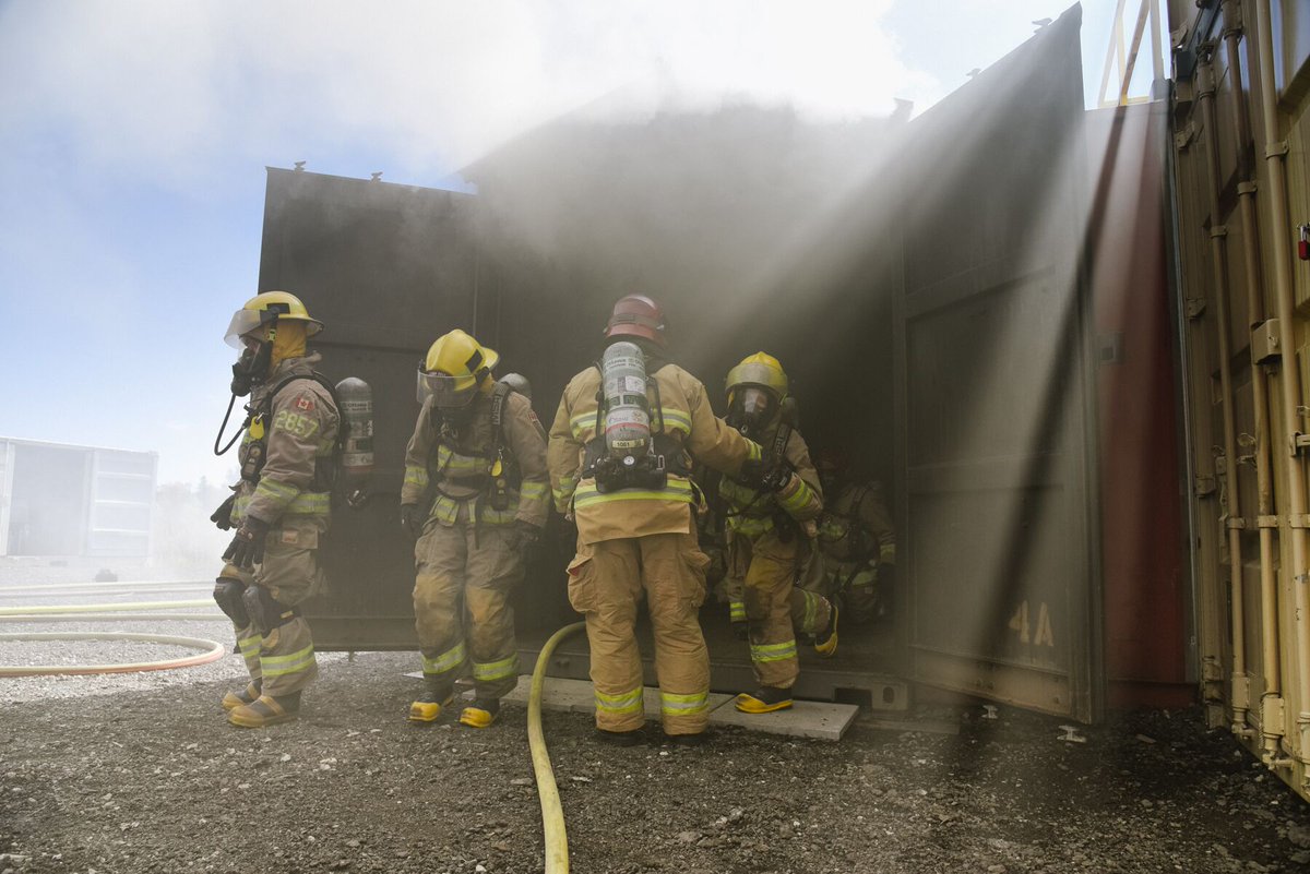 DRDC_RDDC's tweet photo. Démonstration en direct par @Ottfire des principes de lutte contre les incendies enseigné dans le nouveau programme financé par #PCSS_CSSP https://t.co/t0uuxHacRG