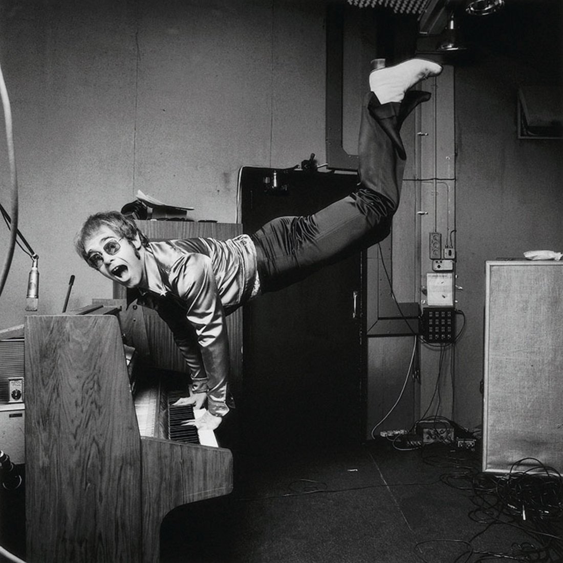 RotellaGallery's tweet photo. Elton John, photographed by #TerryONeill in #London. (1972)
@terryoneillofficial @iconicimagesnet #RotellaGallery #EltonJohn #musician #NYU https://t.co/11V9An8oim