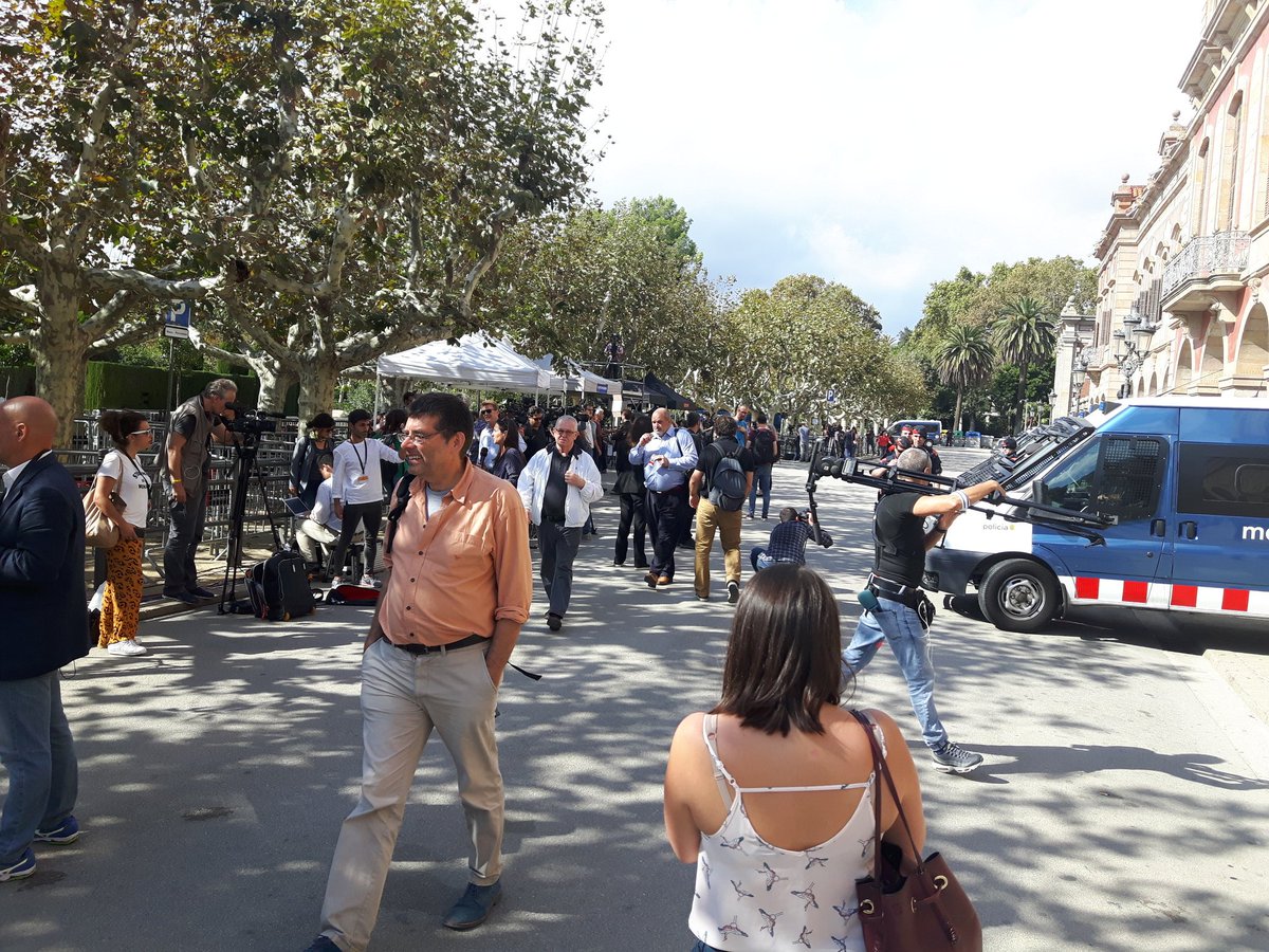 Erinna Fourny (@rinaelise) on Twitter photo H-2 avant la déclaration d'indépendance de la Catalogne ? <a href="/KRLS/">krls.eth / Carles Puigdemont</a>
800 journalistes présents. H-2 avant la déclaration d'indépendance de la Catalogne ? <a href="/KRLS/">krls.eth / Carles Puigdemont</a>
800 journalistes présents.