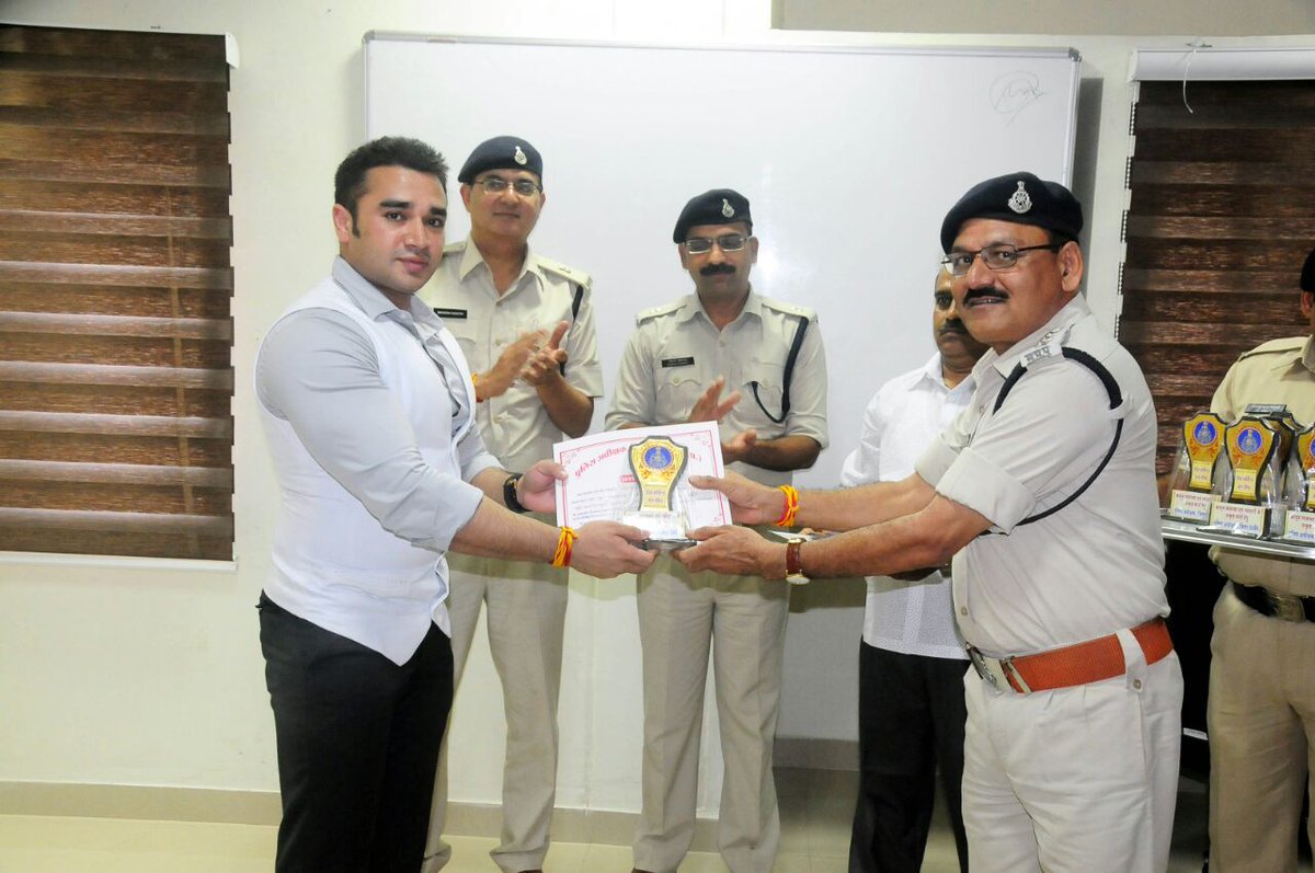 PoliceUjjain's tweet photo. पुलिस कंन्ट्रोल रूम उज्जैन मे अपराध समीक्षा बैठक ली गई एवं  कानून व्यवस्था डियुटी मेहनत,लगन से किये जाने पर अधिकारियो को पुरस्कृत किया गया। https://t.co/9wBmEycTvA