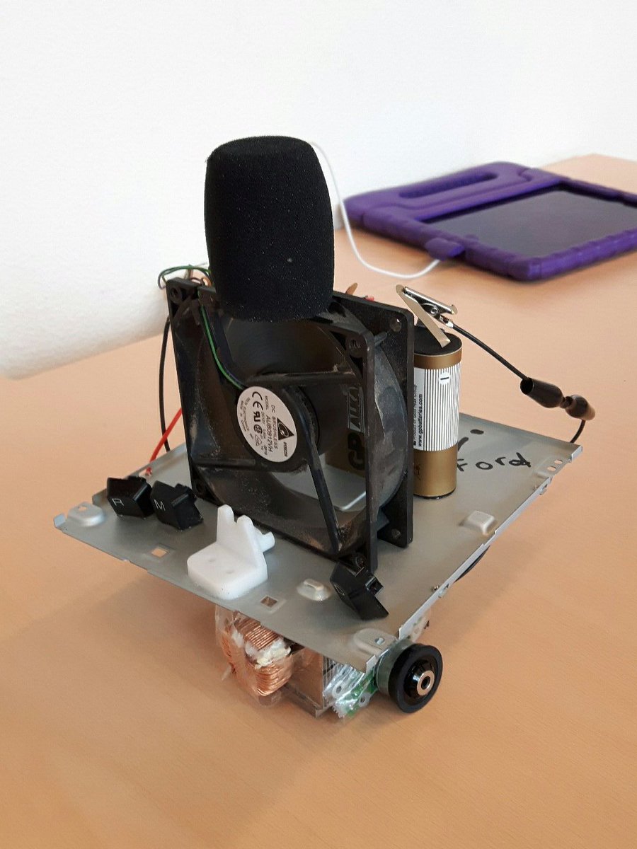jaapjanvleeuwen's tweet image. Dag van de duurzaamheid 2017, creatief met oude technische materialen. Wauw wat een betrokkenheid groep 8! #dvdd17 #cbsdeburcht