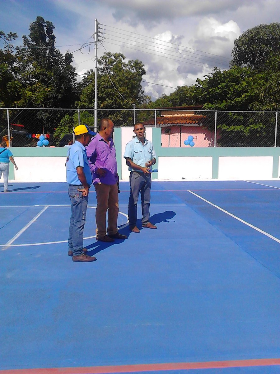 GobAmazonas's tweet photo. Gobernador del Estado Abg. @LiborioGuarulla inaugura cancha deportiva en el Barrio Carabobo. 
#ElIndioLoDiceYLoHace https://t.co/7hEnmJbBTs