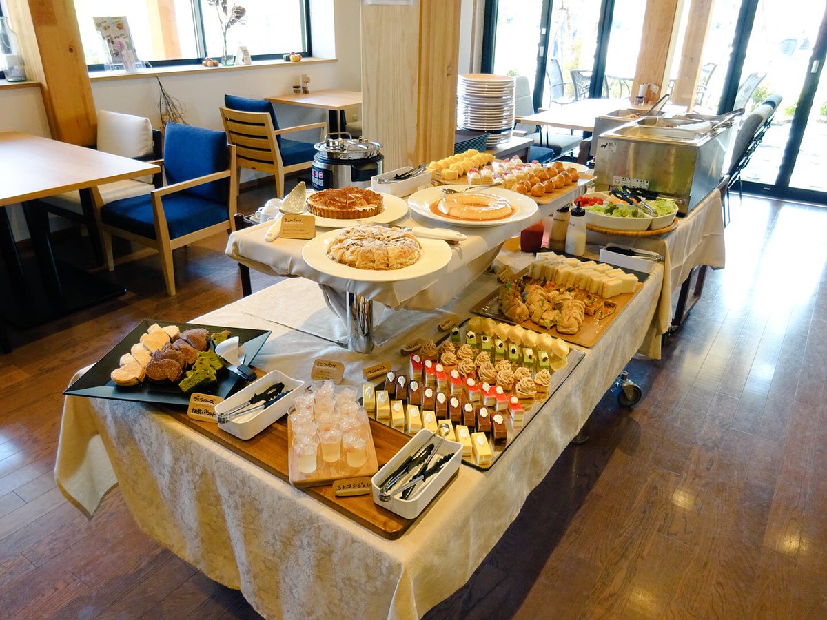 Prism No Twitter 昨日行った長浜にあるドラジェのケーキバイキング 店売りケーキは一つのみ選択可 ブッフェ台には店売りのシューイッツが バイキングサイズで出ていて これが絶品 他のスイーツ類は見た目簡素だけど 味はかなり良かった 種類少なめだけど軽食も Prism No Twitter 昨日行った長浜にあるドラジェのケーキバイキング 店売りケーキは一つのみ選択可 ブッフェ台には店売りのシューイッツが バイキングサイズで出ていて これが絶品 他のスイーツ類は見た目簡素だけど 味はかなり良かった 種類少なめだけど軽食も