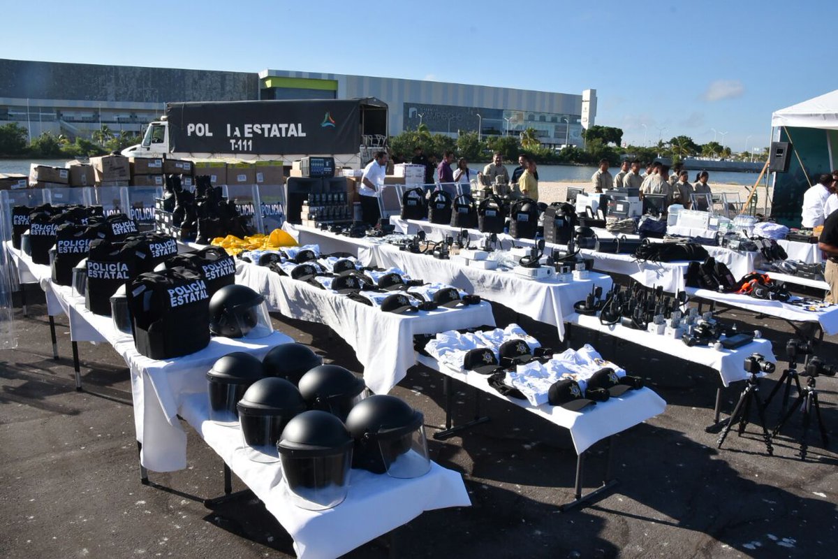 alitomorenoc's tweet photo. En la ceremonia de entrega de equipamiento policial para la Secretaría de Seguridad Pública y Fiscalía General del Estado. @SSPCAM @fgecam https://t.co/RrUP9VSjY0