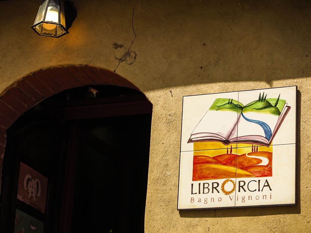 Radio_Libri's tweet photo. #UnLibraioRacconta fa tappa a Siena, in particolare a #BagnoVignoni, per visitare la libreria #Librorcia di #SimoneGallorini. In onda 17:15! https://t.co/6cEgcJovnb