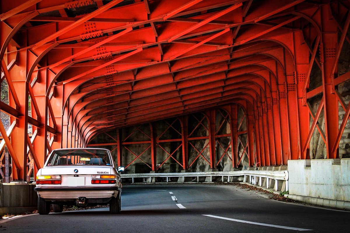 19bmw5i 国道352号は枝折峠にて 朱色のスノーシェッドに構造美を感じるのは私だけでしょうか