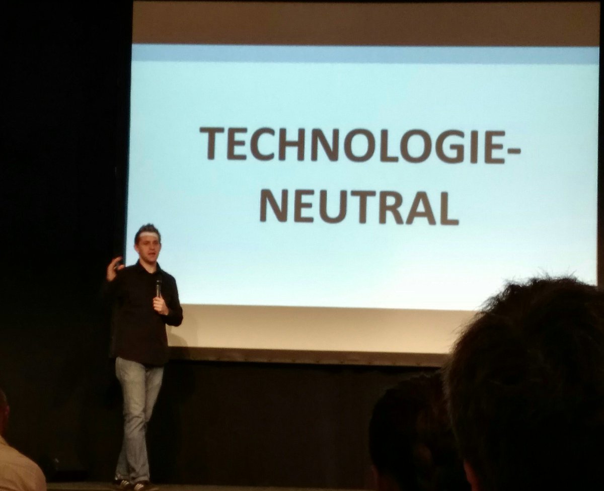 AndreaVerones12's tweet photo. Max Schrems, der Student, der FB verklagt hatte... er kann auch sehr gut präsentieren! #tdm17 https://t.co/h0MhzuTooW