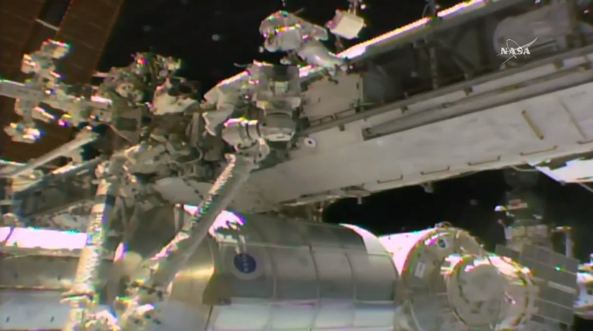 Bottlaeric's tweet photo. #EVA45 #ISS Mark Vande Hei graisse le bout du bras Canadarm. (Thomas avait réalisé la même opération en avril). https://t.co/mXYhJmXEEL