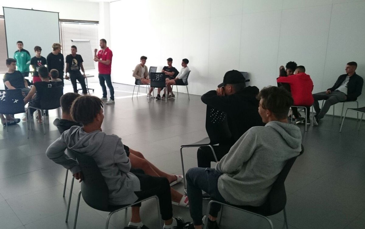 tecnifut's tweet photo. Vicenç Raluy de @Entrena_Ment reflexiona con los jugadores de la Academia sobre la fortaleza mental y la importancia de los valores. https://t.co/HSztUiuQQK