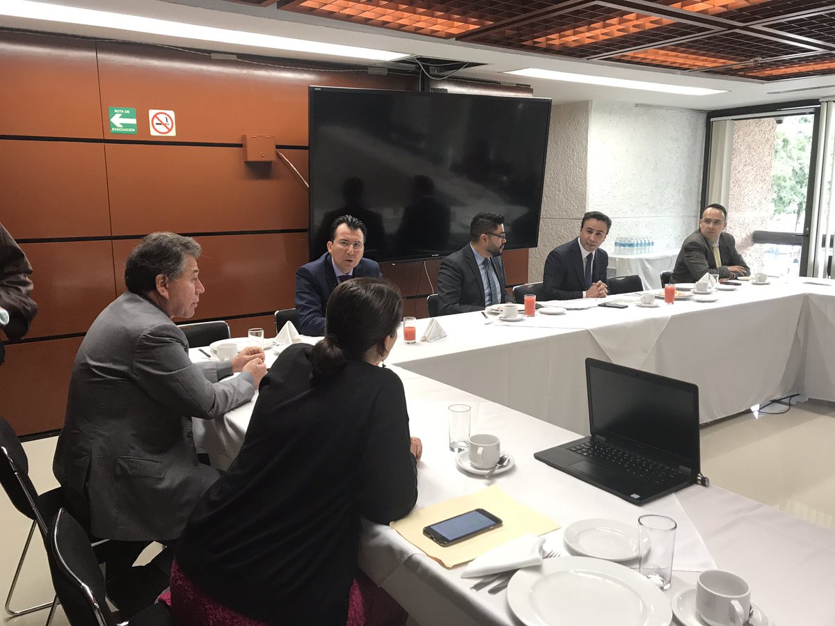 Con las diputadas y los diputados del GPPES <a href="/DiputadosPES/">Diputados PES</a> en la reunión previa a la sesión de este martes en la <a href="/Mx_Diputados/">H. Cámara de Diputados</a>