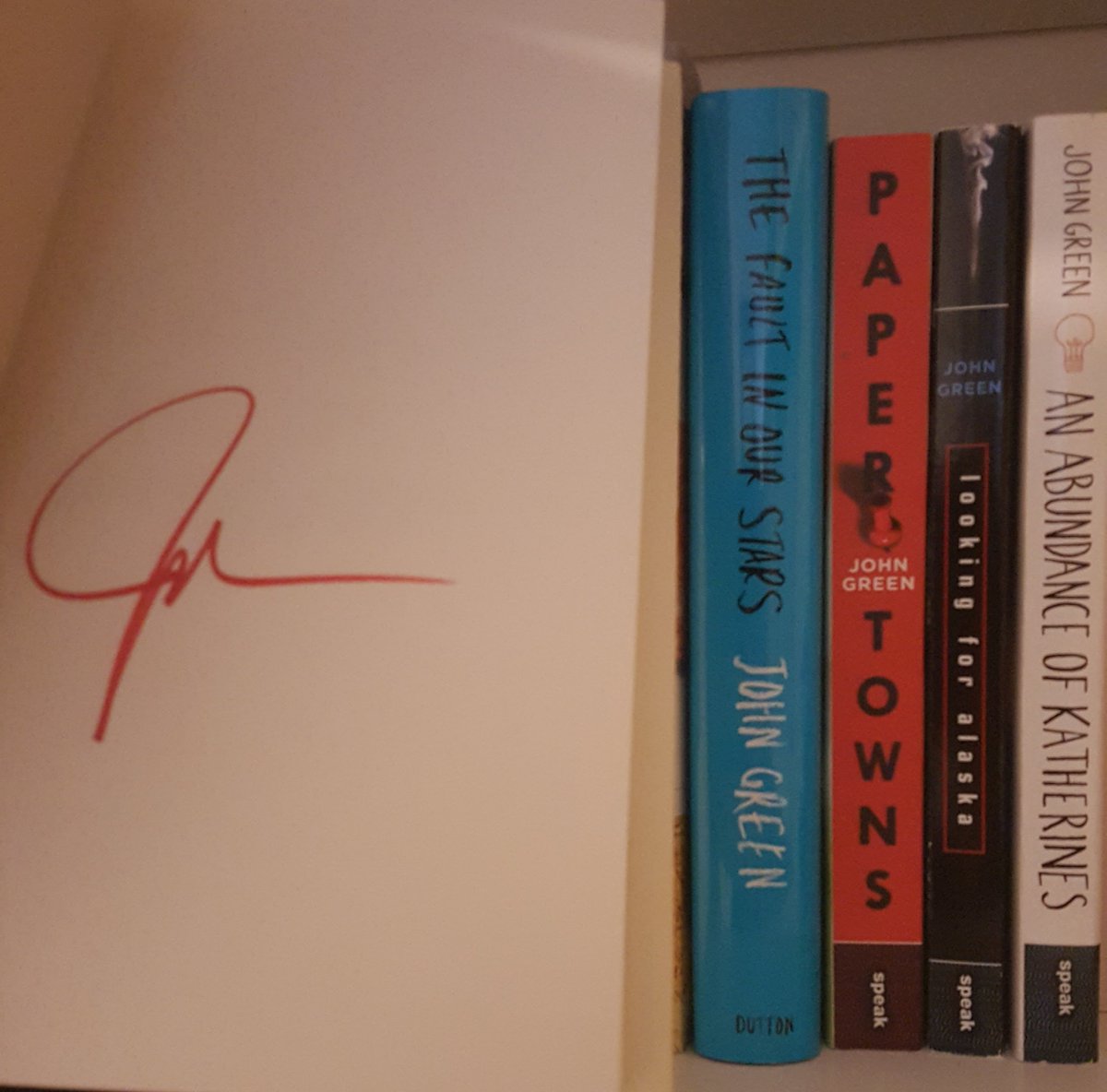 CJfromMJ's tweet photo. @johngreen Just received my signed copy of #TurtlesAlltheWayDown! I know what I'm doing the rest of the day! 🐢📖 #DFTBA #nerdfighteria https://t.co/MU14yZyhDE