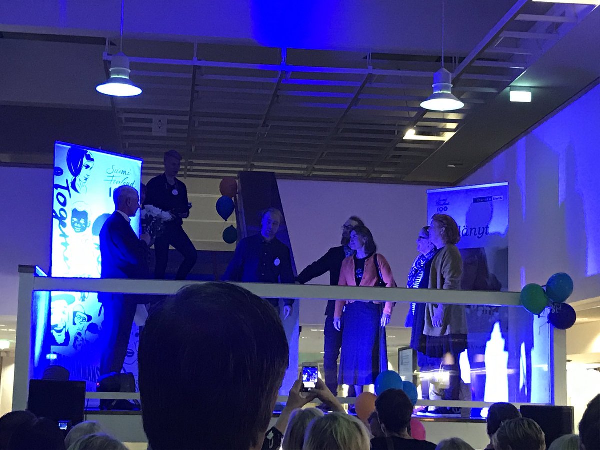 #uscohack voittaja: @kaarnimo <a href="/DanskeBankFI/">Danske Bank Suomi</a> luovuttamassa palkinnot. Huikea idea ja tuomariston yksimielinen valinta!