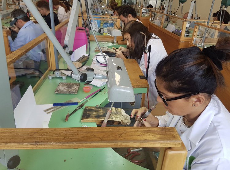tarischool's tweet photo. #InTads
Oggi il terzo gruppo di ragazzi ha svolto le selezioni per l’inserimento nella Masterclass per la @Bulgariofficial  ACADEMY. https://t.co/YSuH3IvPcX