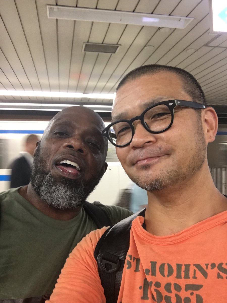 Bananachang's tweet image. Funk Drummer Kenny Mosleyと地下鉄でバッタリ‼️
やはりドラムの日。
降りる駅が同じで、ずっと話せて最高。もちドラムとテキーラの話٩( &apos;ω&apos; )و
拙い英会話を遺憾なく発揮 笑
Kenny、Thankkks！

#ドラムの日 #FunkDrummer