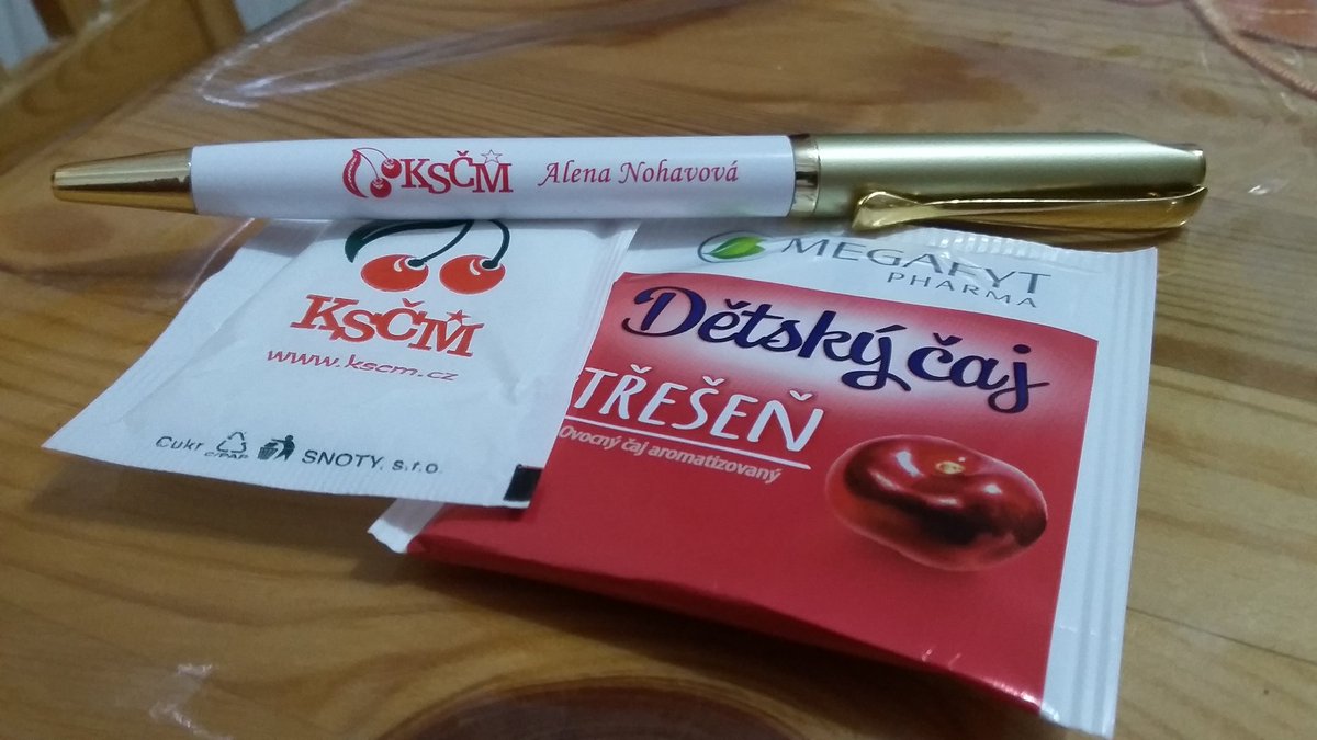 houskaml's tweet photo. Tak jsem dnes potkal v Českém Krumlově #Tresnak od @KSČM... Netradiční zážitek, z kterého se vyklubal čaj - třešňový :-D #volby2017 https://t.co/Rfy0m7uOIQ