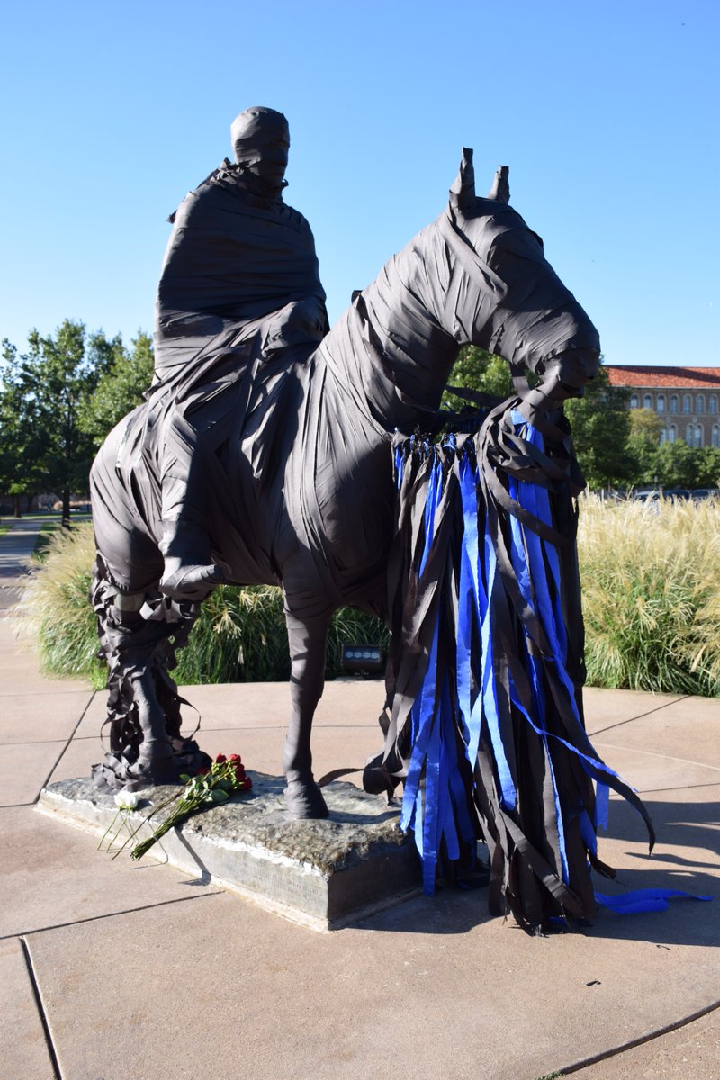 A beautiful tribute to honor the fallen TTUPD officer by the <a href="/SaddleTrampsTTU/">Saddle Tramps 🌵</a>, as Will Rogers and Soapsuds are wrapped in black and blue.