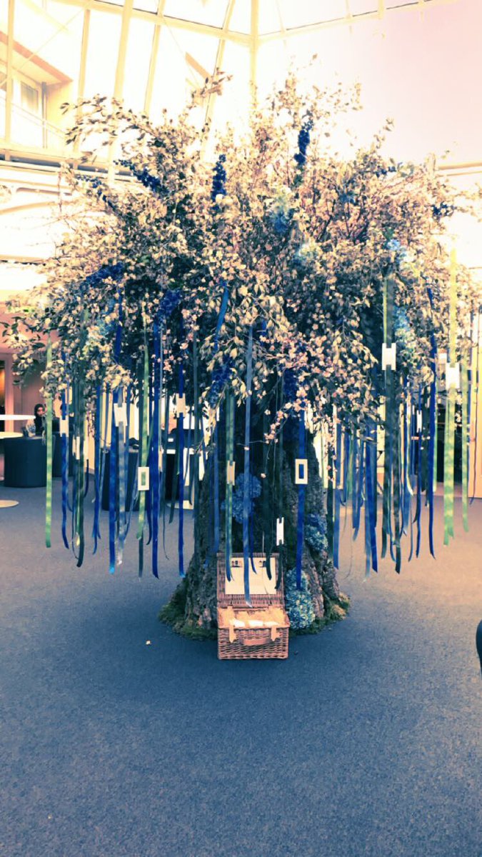 MariamJaved786's tweet photo. How beautiful is this tree, set up in Harrods for Careers week #HarrodsCareersWeek #BeHarrods https://t.co/gYu4MTwNTQ