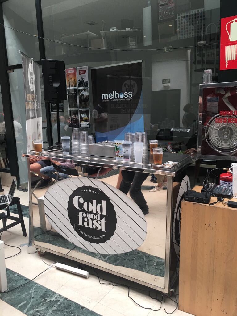 BottomsUpBeerIB's tweet photo. Estuvimos en el #utopicday de @utopic_us explicando un poco cómo funciona #bottomsupbeer, distribuido por #coldandfast en España y Portugal https://t.co/Wn4csrkYey